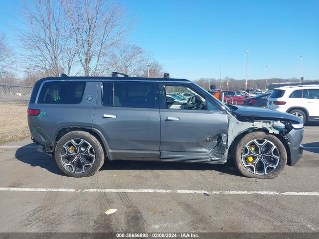 Rivian R1s Adventure 2023 7PDSGABA5PN023215 Image 13