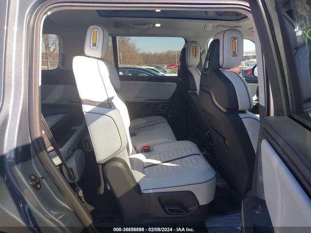 Rivian R1s Adventure 2023 7PDSGABA5PN023215 Image 8