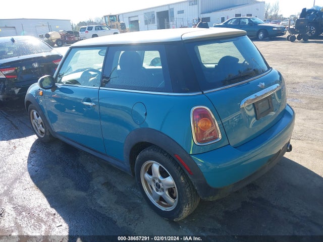 2010 MINI COOPER WMWMF3C50ATU78456 Photo 2