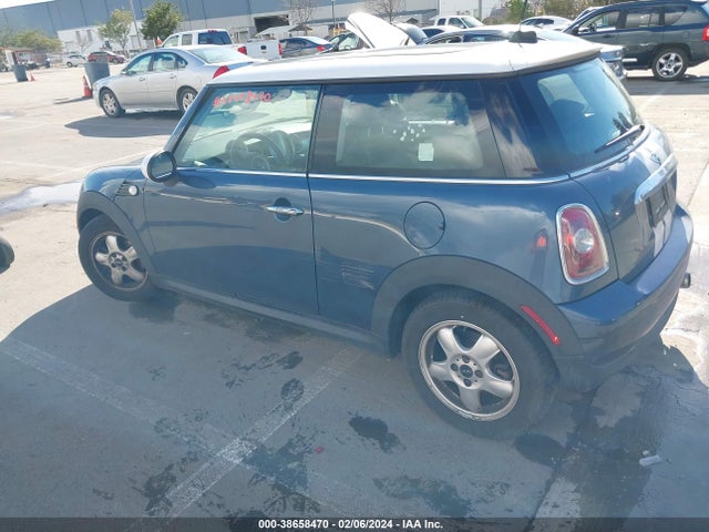2009 MINI COOPER WMWMF33539TW78131 Photo 2