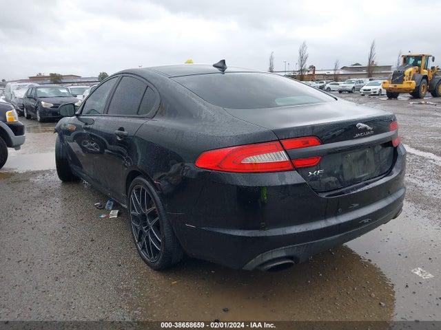 2015 JAGUAR XF SAJWA0FS3FPU63025 Photo 2