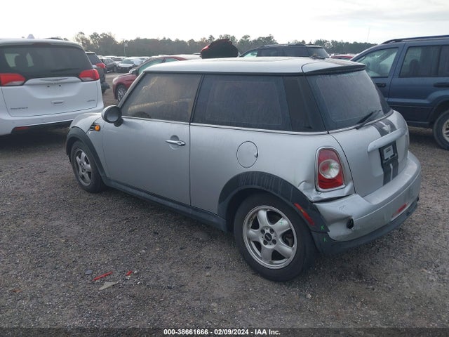 2011 MINI COOPER WMWSU3C58BT096142 Photo 2