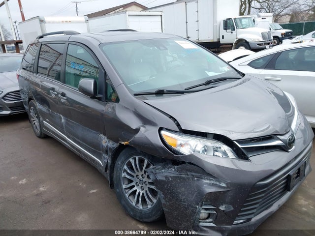 2018 TOYOTA SIENNA XLE PREMIUM 8 PASSENGER VIN: 5TDYZ3DC9JS941640