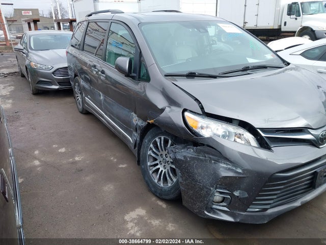 2018 TOYOTA SIENNA XLE PREMIUM 8 PASSENGER VIN: 5TDYZ3DC9JS941640