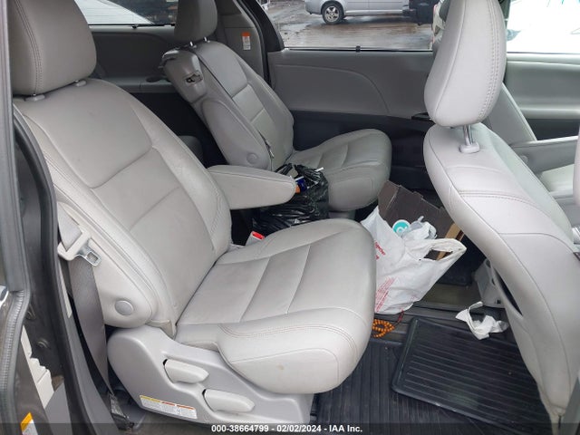 2018 TOYOTA SIENNA XLE PREMIUM 8 PASSENGER VIN: 5TDYZ3DC9JS941640