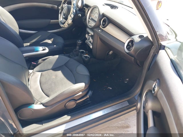 2010 MINI COOPER CLUBMAN WMWML3C50ATX37178 Photo 4