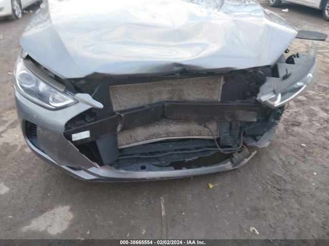 2018 HYUNDAI ELANTRA SEL VIN: 5NPD84LF9JH317880