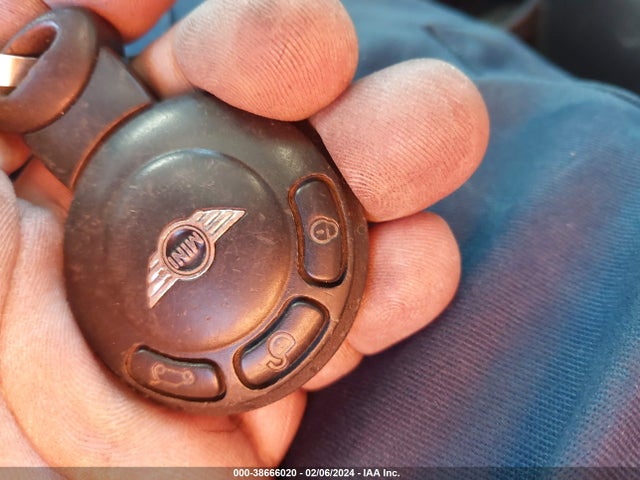 2010 MINI COOPER WMWMF3C53ATZ62086 Photo 10