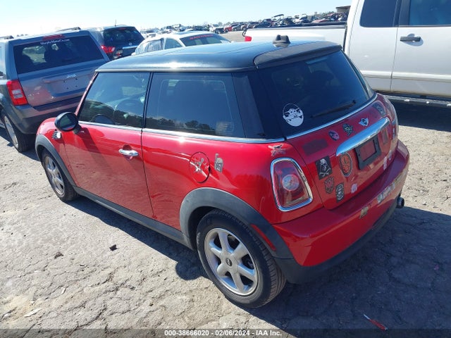 2010 MINI COOPER WMWMF3C53ATZ62086 Photo 2