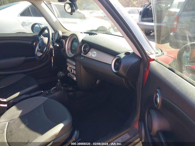 2010 MINI COOPER WMWMF3C53ATZ62086 Photo 4