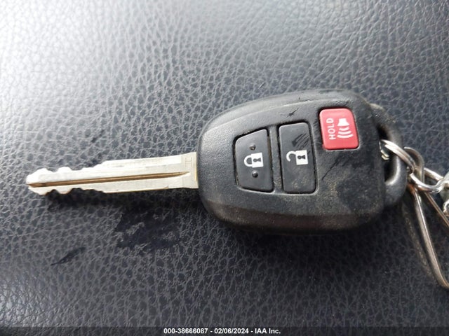 Toyota RAV4 LE 2015 JTMBFREV2FJ042978 Image 11