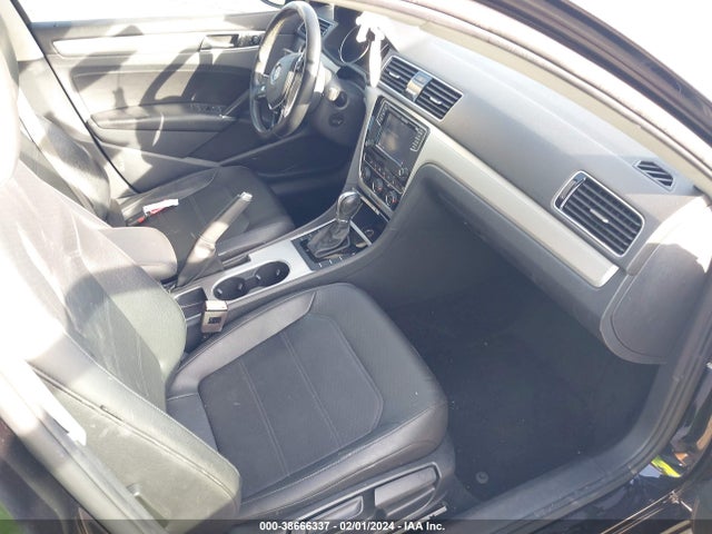 1VWLA7A39KC004011 Volkswagen Passat 2.0t Wolfsburg Edition