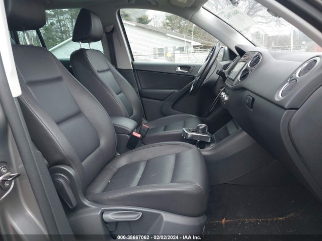 2011 VOLKSWAGEN TIGUAN SE VIN: WVGAV7AX7BW517236