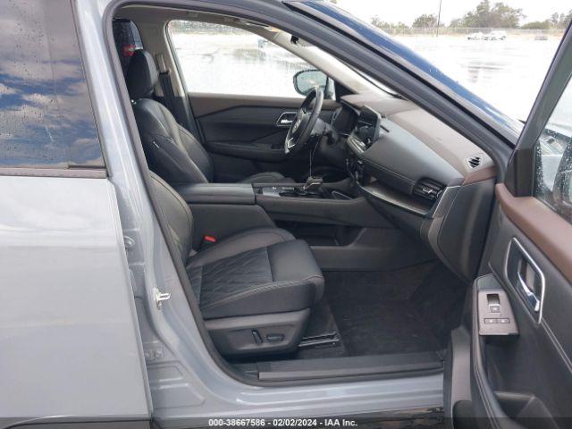 JN8BT3DC2NW121370 Nissan Rogue Platinum Fwd