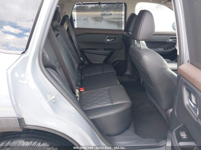 JN8BT3DC2NW121370 Nissan Rogue Platinum Fwd