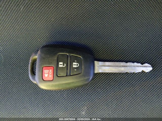 2T3BFREV4JW831014 Toyota RAV4 LE