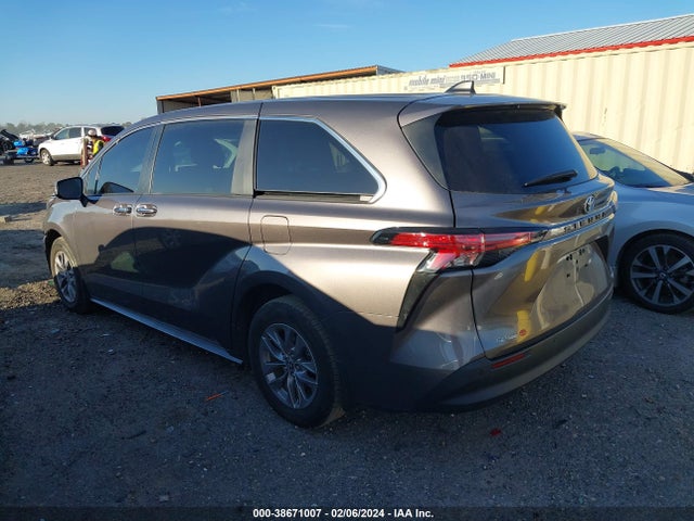 2022 TOYOTA SIENNA XLE VIN: 5TDYRKEC2NS108308