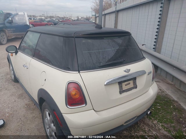 2010 MINI COOPER WMWMF3C56ATZ24965 Photo 2