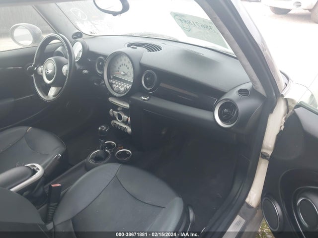 2010 MINI COOPER WMWMF3C56ATZ24965 Photo 4