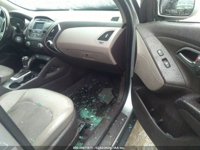 KM8JUCAG5FU099949 Hyundai TUCSON SE