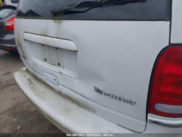 1996 CHRYSLER TOWN & COUNTRY LXI VIN: 1C4GP64L3TB112365