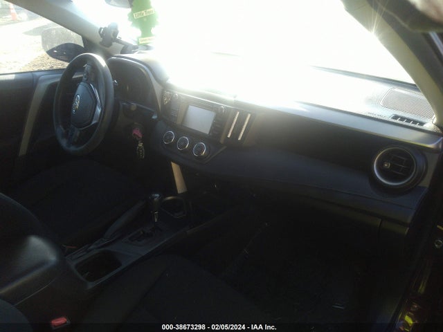 Toyota RAV4 LE 2018 2T3BFREV8JW811428 Image 5