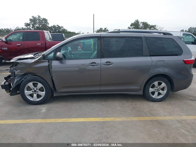 Toyota Sienna Le 8 Passenger 2018 5TDKZ3DC9JS944477 Image 14