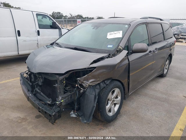 Toyota Sienna Le 8 Passenger 2018 5TDKZ3DC9JS944477 Image 2