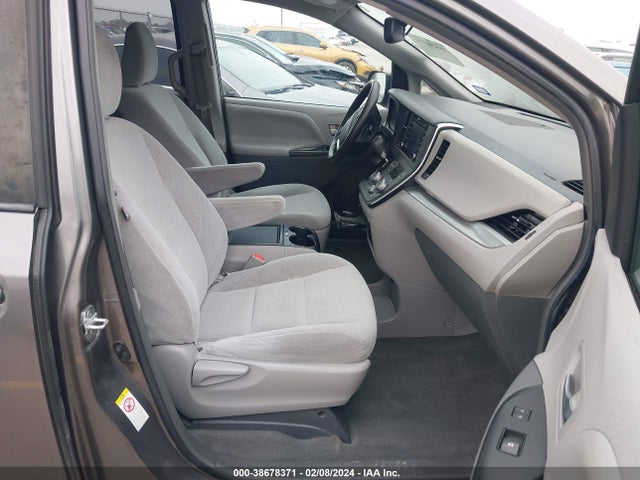 Toyota Sienna Le 8 Passenger 2018 5TDKZ3DC9JS944477 Image 5