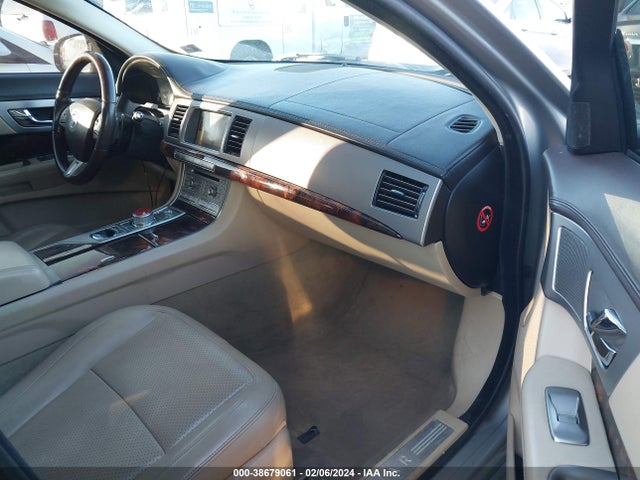 2011 JAGUAR XF SAJWA0GB7BLR93160 Photo 4