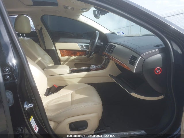 Jaguar Xf 2.0t Premium 2015 SAJWA0FS5FPU64256 Image 5