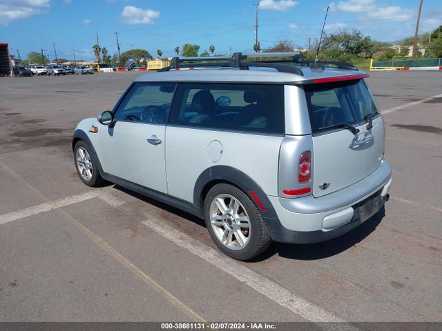 2011 MINI COOPER CLUBMAN WMWZF3C57BTY00677 Photo 2