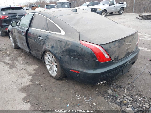 2016 JAGUAR XJ SAJWJ1CD6G8V99723 Photo 2