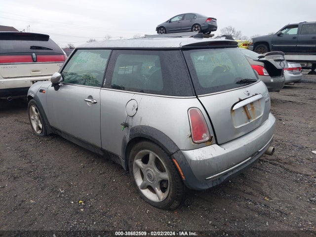 2005 MINI COOPER WMWRC33575TJ72908 Photo 2