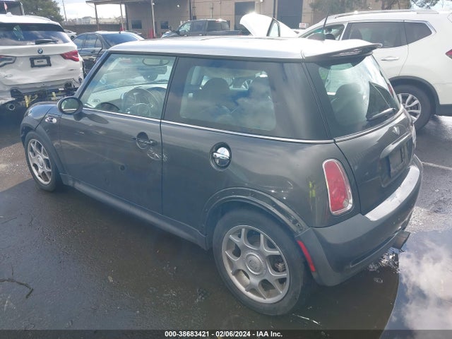 2006 MINI COOPER S WMWRE33566TJ37207 Photo 2