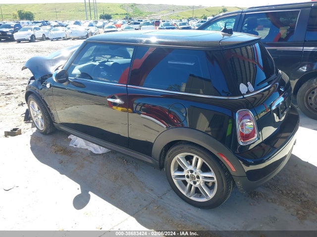 2011 MINI COOPER WMWSU3C59BT098952 Photo 2