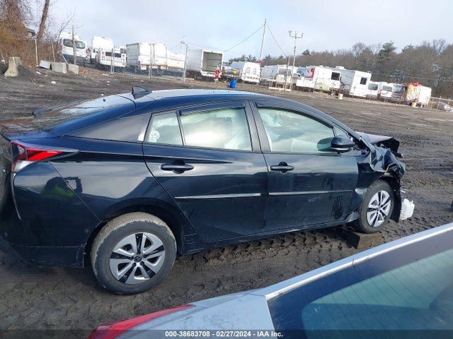 Toyota Prius Three 2018 JTDKARFU5J3061199 Image 13