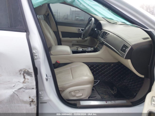 2011 JAGUAR XF SAJWA0GB4BLS19142 Photo 4