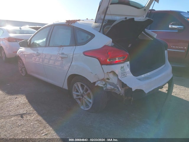 Ford FOCUS SE 2018 1FADP3K21JL302853 Image 3