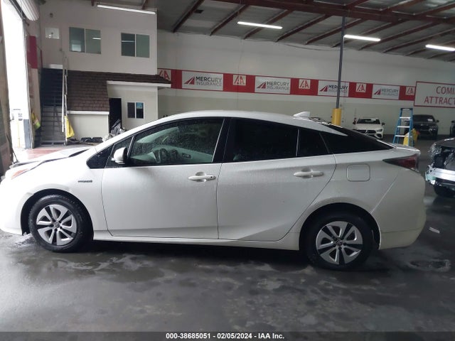 38685051 :رقم المزاد ، JTDKARFU3G3501803 vin ، 2016 Toyota Prius Two Eco مزاد بيع