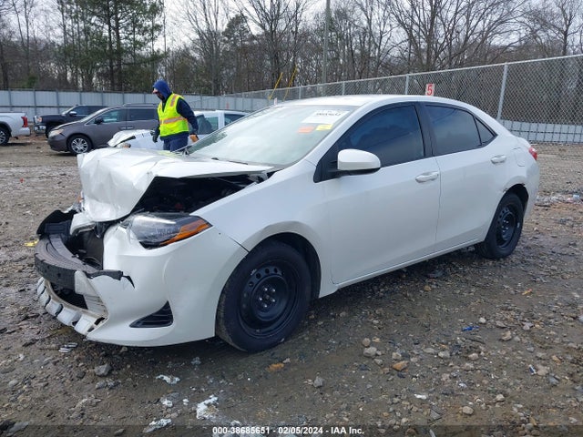 Toyota COROLLA LE 2018 5YFBURHE3JP756981 Image 2