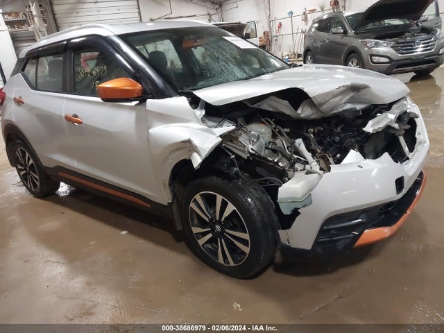 2018 NISSAN KICKS SV VIN: 3N1CP5CUXJL510402