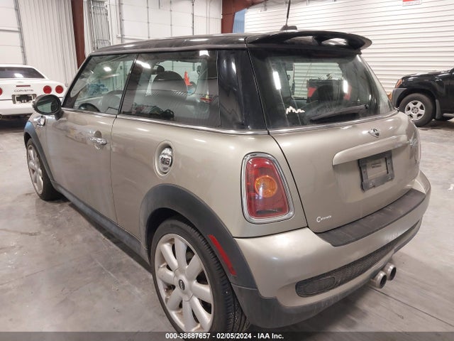 2007 MINI COOPER S WMWMF73587TL90951 Photo 2