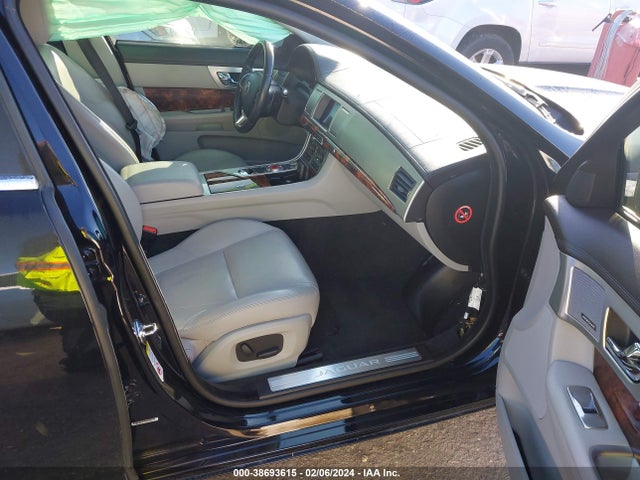 2015 JAGUAR XF SAJWA0FS1FPU47924 Photo 4