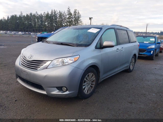 2015 TOYOTA SIENNA XLE 8 PASSENGER VIN: 5TDYK3DC8FS654155