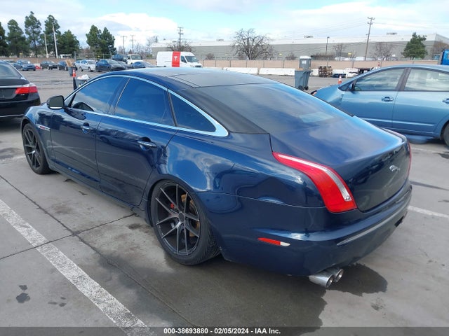 2011 JAGUAR XJ SAJWA1CBXBLV05573 Photo 2