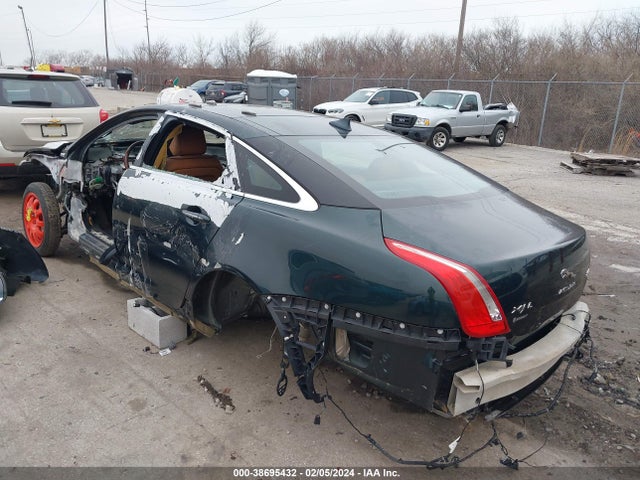 2015 JAGUAR XJ SAJWJ2GD1F8V90801 Photo 2