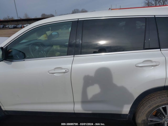 Toyota Highlander Le Plus 2019 5TDBZRFH1KS928500 Image 14