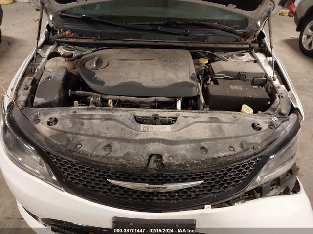 Chrysler 200 S 2015 1C3CCCBG2FN673615 Image 10