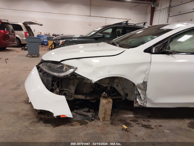 Chrysler 200 S 2015 1C3CCCBG2FN673615 Image 6